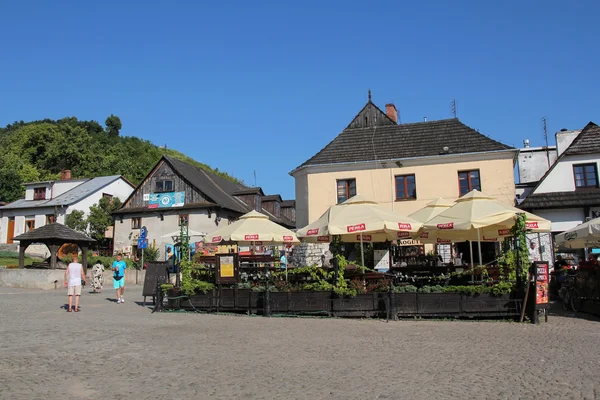Kazimierz Dolny - JULY 7: restaurants on market square in Kazimierz Dolny, Poland. It's small town with the most beautiful localisation and historic architecture in Poland. — ストック写真
