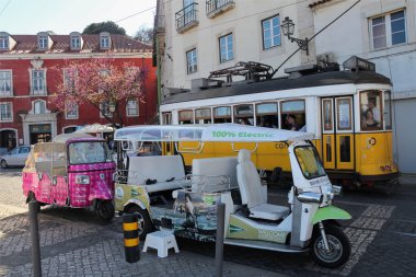 Lisbon, 1 Nisan: ünlü sarı tramvay ve tuk tuk Largo Portas do Sol araçlarda; üzerine 1 Nisan 2015 Lizbon, Portekiz. Lizbon çok popüler turistik yer