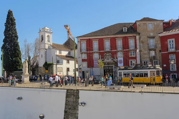 LISBON, APRIL 1: Largo Portas do Sol; on April 1, 2015 Lisbon, Portugal. It's very popular touristic place in Lisbon — Stock Photo, Image