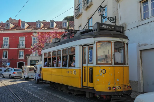 Lizbona, 1 kwietnia: słynny żółty tramwaj na Largo Portas do Sol; na 1 kwietnia 2015 Lizbona, Portugalia. Jest to bardzo popularne miejsce turystyczne w Lizbonie — Zdjęcie stockowe