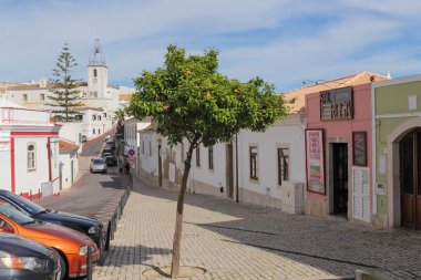 Albufeira, 29 Mart: Albufeira tarihi merkezi sokakta biri; üzerinde 29 Mart 2015 Albufeira, Portekiz. En popüler beldesidir Algarve'deki/daki oteller