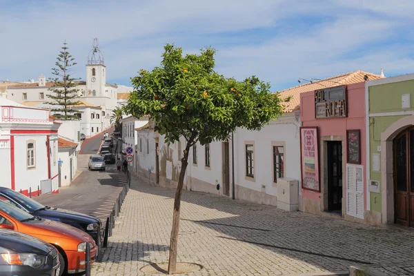 ALBUFEIRA, 29 MARS : l'une des rues du centre historique d'Albufeira ; le 29 mars 2015 Albufeira, Portugal. C'est la station la plus populaire en Algarve — Photo