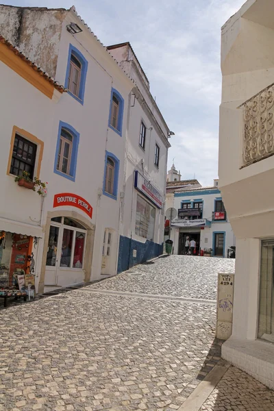 ALBUFEIRA, 29 DE MARZO: una de las calles del centro histórico de Albufeira; 29 de marzo de 2015 Albufeira, Portugal. Es el resort más popular del Algarve. — Foto de Stock
