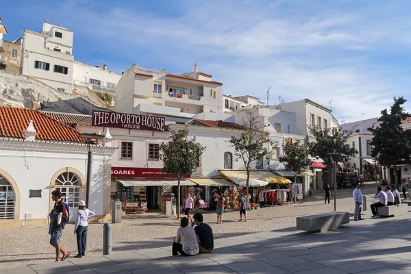 ALBUFEIRA, 29 DE MARZO: Largo Engenheiro Duarte Pacheco; 29 de marzo de 2015 Albufeira, Portugal. Es el resort más popular del Algarve. — Foto de Stock