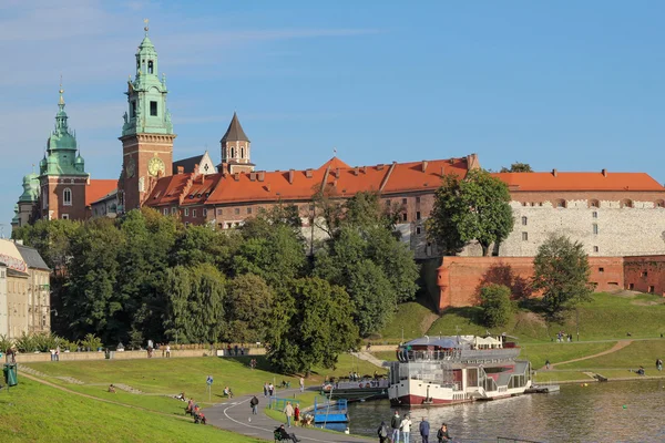 KRAKOW-OCTUBRE 1: Castillo Real de Wawel y el río Vístula; el 1 de octubre de 2015 en Cracovia, Polonia. Cracovia es la ciudad más visitada de Polonia. En 2014 la ciudad fue visitada por 10 millones de turistas — Foto de Stock