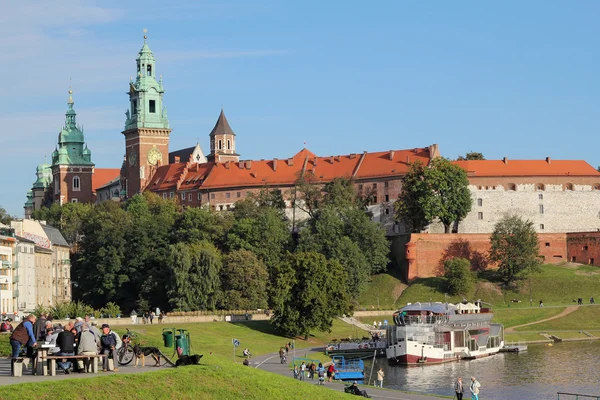 KRAKOW-OCTUBRE 1: Castillo Real de Wawel y el río Vístula; el 1 de octubre de 2015 en Cracovia, Polonia. Cracovia es la ciudad más visitada de Polonia. En 2014 la ciudad fue visitada por 10 millones de turistas — Foto de Stock