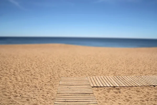 Trä väg på stranden (suddig andra plan-användbar som en bakgrund — Stockfoto