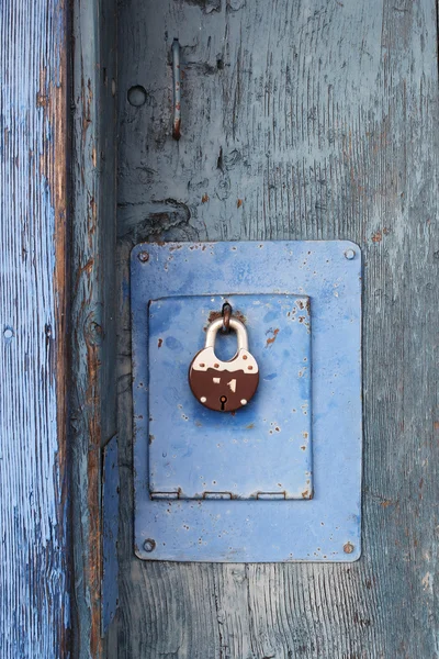 Vintage niebieski drewniane drzwi i kłódki — Zdjęcie stockowe