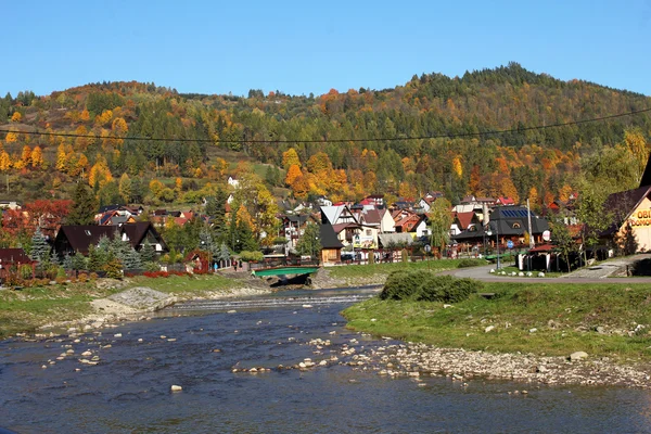 Szczawnica, Polen - 24 oktober 2015: kuuroord in zuidelijk Polen. Het is een schilderachtige stad wiens belangrijkste attractie is op Dunajec rivier Gorge raften en wandelen in Pieniny bergen. — Stockfoto