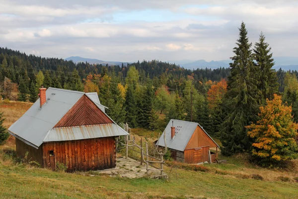 MONTAÑAS DE GORCE, TARG NOWY, POLONIA, 21 DE OCTUBRE DE 2015: hermoso paisaje otoñal con antigua casa de madera tradicional en las montañas de Gorce . —  Fotos de Stock