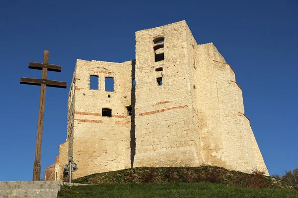 Cruz de madera y ruinas del castillo en Kazimierz Dolny, Polonia —  Fotos de Stock