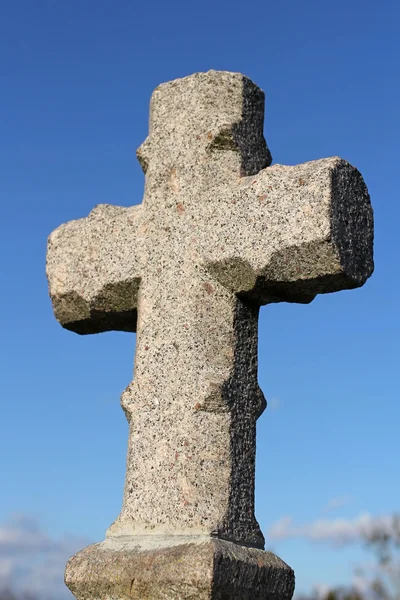 Cruz de granito velho no cemitério — Fotografia de Stock