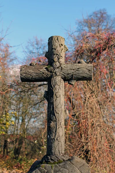 Cruz de pedra vintage no cemitério — Fotografia de Stock