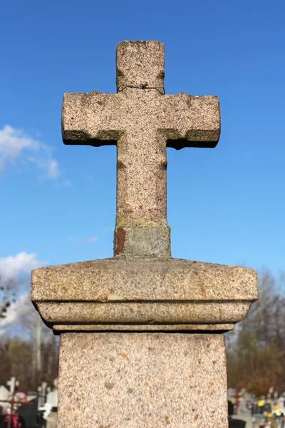 Cruz de granito no cemitério — Fotografia de Stock