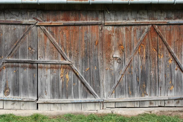 Puerta de granero de madera vieja —  Fotos de Stock