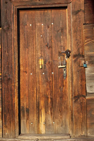 Porta de madeira vintage com cadeados — Fotografia de Stock