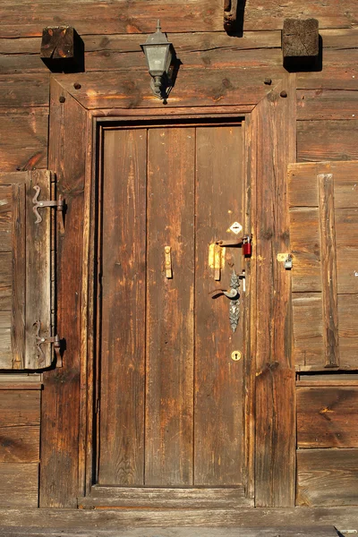 Porta de madeira vintage com cadeados — Fotografia de Stock
