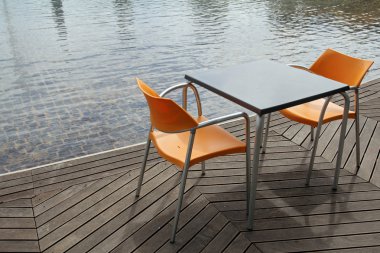 iki sandalye ve masa su yanındaki boş restoranda