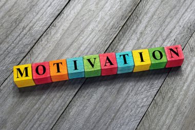 motivasyon kelime renkli ahşap küpleri