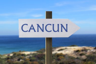 Deniz içinde belgili tanımlık geçmiş işaretiyle Cancun