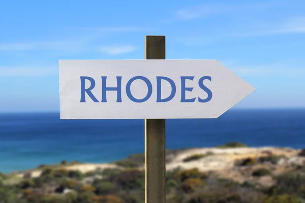 Rhodes-Schild mit Meer im Hintergrund — Stockfoto
