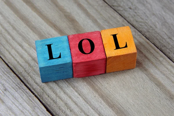 Lol (Laughing Out Loud) szöveget színes fából készült kocka — Stock Fotó