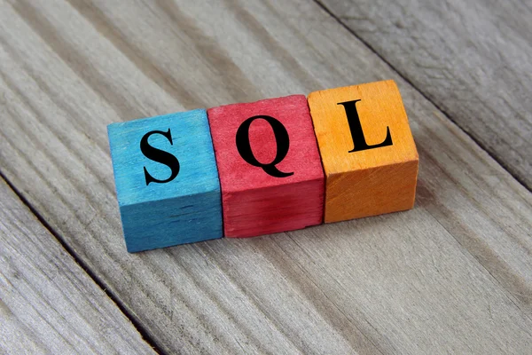 Texto SQL (lenguaje de consulta estructurado) sobre cubos de madera de colores —  Fotos de Stock