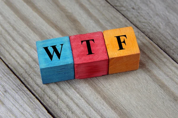 Texto WTF (gíria da Internet) sobre cubos de madeira coloridos — Fotografia de Stock