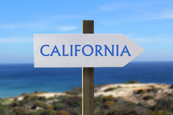 California signo con la orilla del mar en el fondo — Foto de Stock