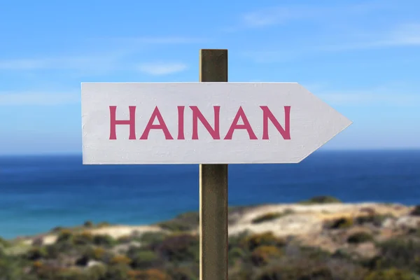 Hainanisches Schild mit der Küste im Hintergrund — Stockfoto