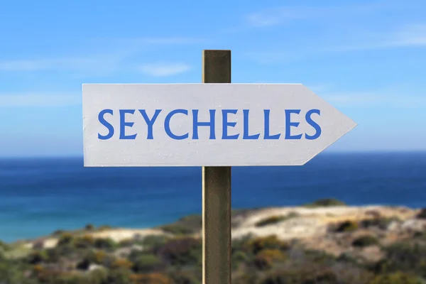 Seychellen-Schild mit Meeresküste im Hintergrund — Stockfoto