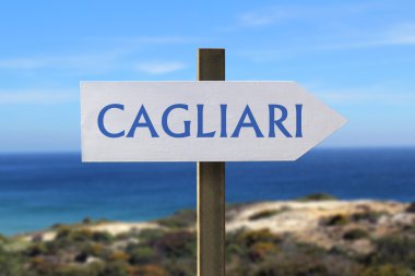 Cagliari işareti ile arka planda deniz kıyısı