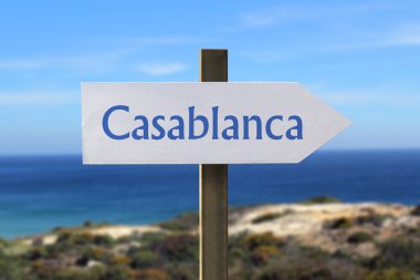 Casablanca işareti ile arka planda deniz kıyısı