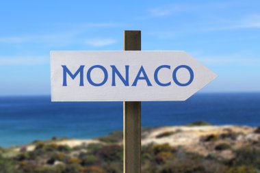 Deniz kıyısı arka planda işaretiyle Monaco