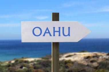 Oahu işareti ile arka planda deniz kıyısı