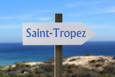 Saint-Tropez işareti ile arka planda deniz kıyısı