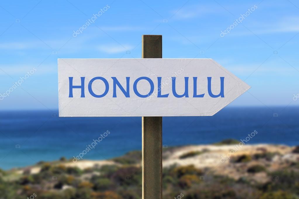 Honolulu sign with seashore in the background — Stock Photo © chrupka