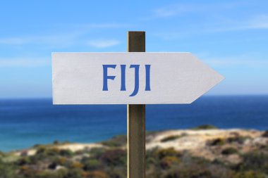 Deniz kıyısı arka planda işaretiyle Fiji