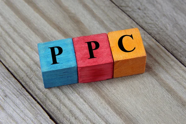 Ppc text (pay per click) auf bunten Holzwürfeln — Stockfoto