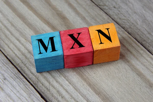 Panneau MXN (Peso Mexicain) sur cubes en bois colorés — Photo