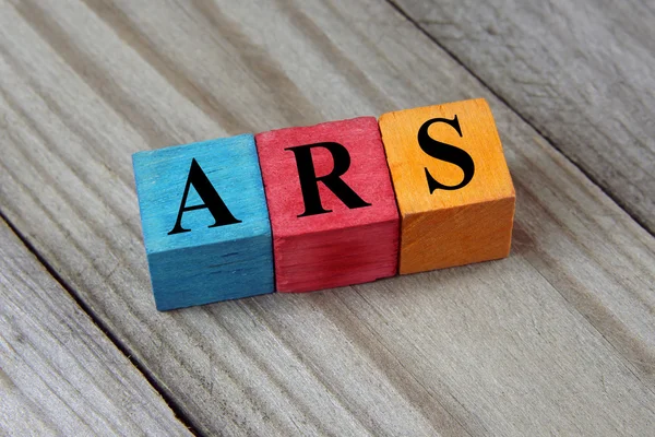 Знак ARS (аргентинский песо) на разноцветных деревянных кубиках — стоковое фото