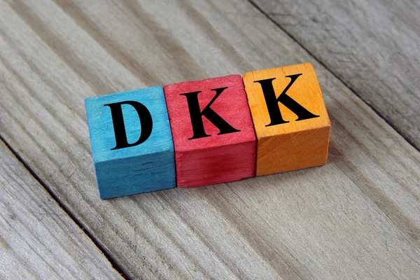Dkk (dänische Krone) Zeichen auf bunten Holzwürfeln — Stockfoto