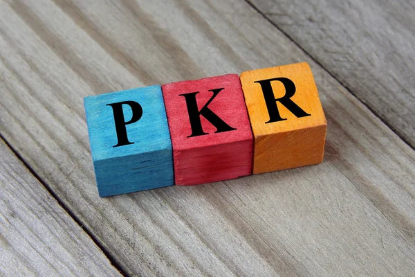 PKR (Rupia pakistana) segno su cubi di legno colorati — Foto Stock