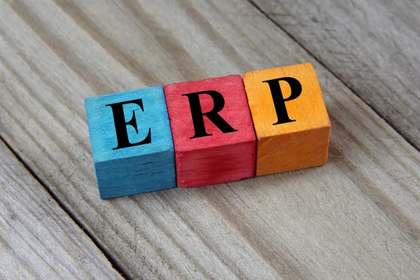 Firma de ERP (Enterprise Resource Planning) en cubos de madera de colores — Foto de Stock