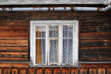 eski ahşap evi penceresinde