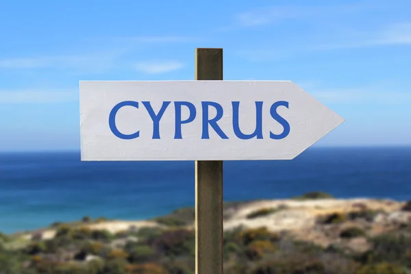 Chypre signe avec bord de mer en arrière-plan — Photo