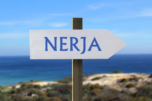 Nerja işareti ile arka planda deniz kıyısı — Stok fotoğraf