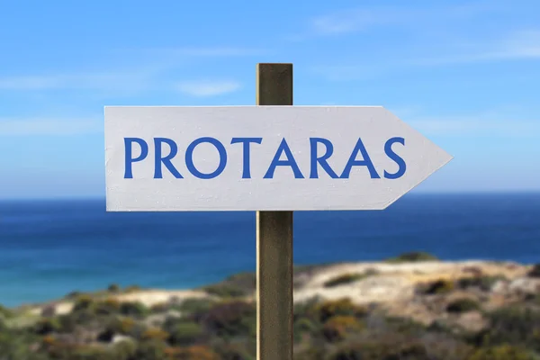 Protaras podepsat s pobřeží v pozadí — Stock fotografie