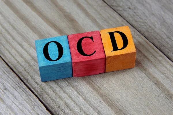 Текст OCD (Obsisisive Compulsive Disorder) на цветном деревянном кубе — стоковое фото