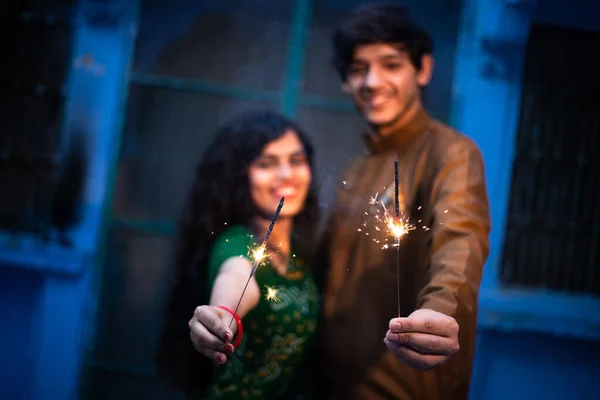 Glada Leende Unga Indianska Par Bär Traditionella Kläder Firar Diwali — Stockfoto